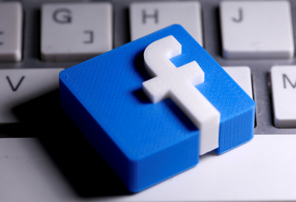 FILE PHOTO: A 3D-printed Facebook logo is seen placed on a keyboard in this illustration taken March 25, 2020. REUTERS/Dado Ruvic/Illustration/File Photo
