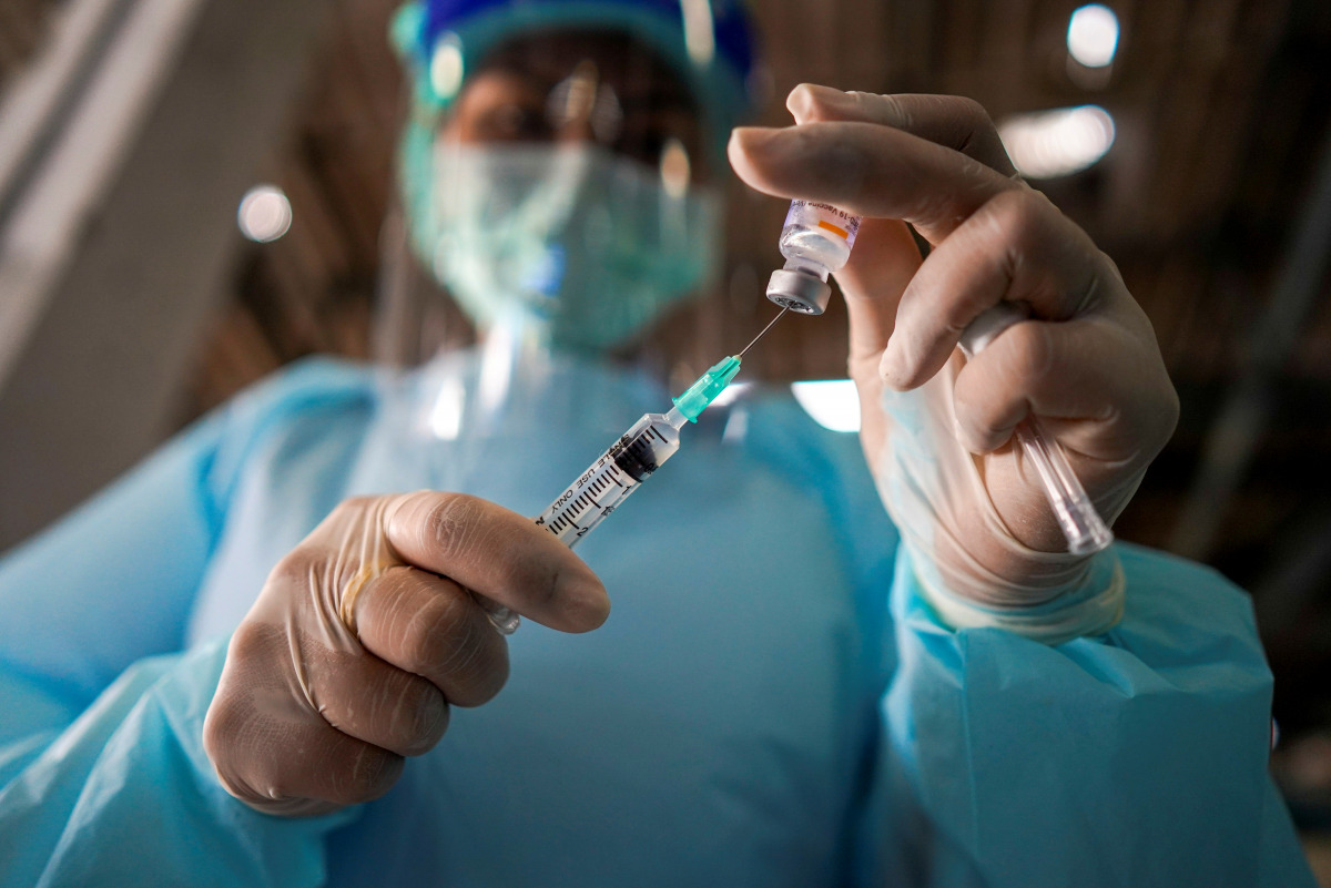 FILE PHOTO: A health worker prepares to administer the Sinovac coronavirus disease (COVID-19) vaccine at a market after hundreds of local residents in the district tested positive for COVID-19 in Bangkok, Thailand, March 17, 2021. REUTERS/Athit Perawongme