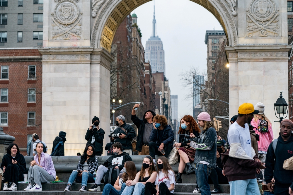 :FILE PHOTO: People wearing protective masks are seen in Washington Square park during the outbreak of the coronavirus disease (COVID-19) in the Manhattan borough of New York City, New York, U.S., March 25, 2021. REUTERS/Jeenah Moon/File Photo
