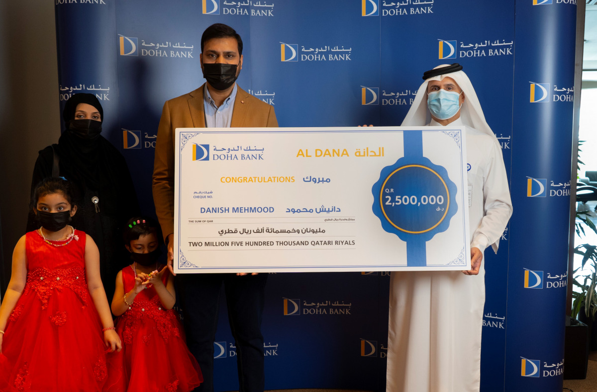 Braik Al Marri, Chief Retail Banking Officer at Doha Bank presenting the QR2.5m grand prize to D. Mehmood. 