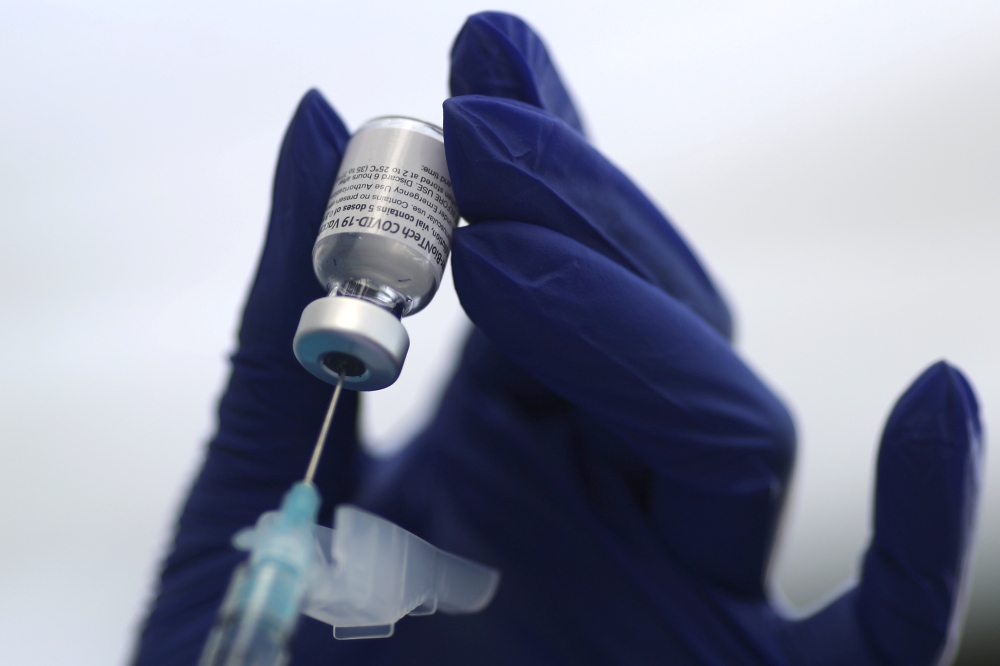 A healthcare worker prepares a Pfizer coronavirus disease (COVID-19) vaccination in Los Angeles, California, U.S., January 7, 2021. REUTERS/Lucy Nicholson/File Photo
