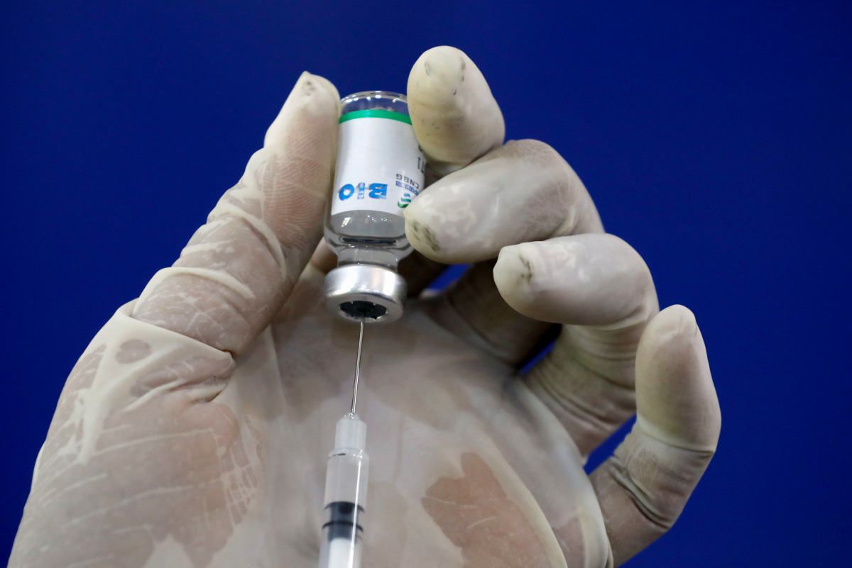 A paramedic prepares a dose of the coronavirus disease (COVID-19) vaccine before administering it to a resident, at a vaccination center in Karachi, Pakistan April 1, 2021. REUTERS/Akhtar Soomro
