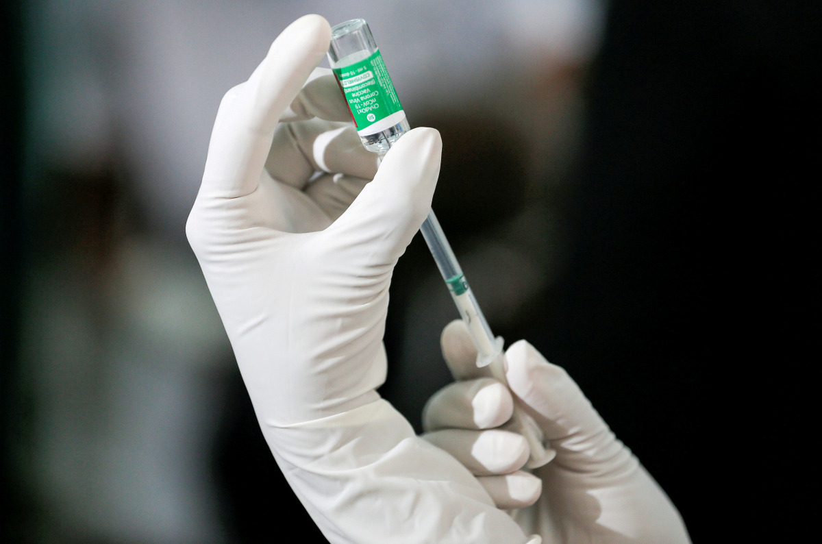FILE PHOTO: A health official draws a dose of AstraZeneca's COVID-19 vaccine manufactured by the Serum Institute of India, at Infectious Diseases Hospital in Colombo, Sri Lanka January 29, 2021. REUTERS/Dinuka Liyanawatte/File Photo
