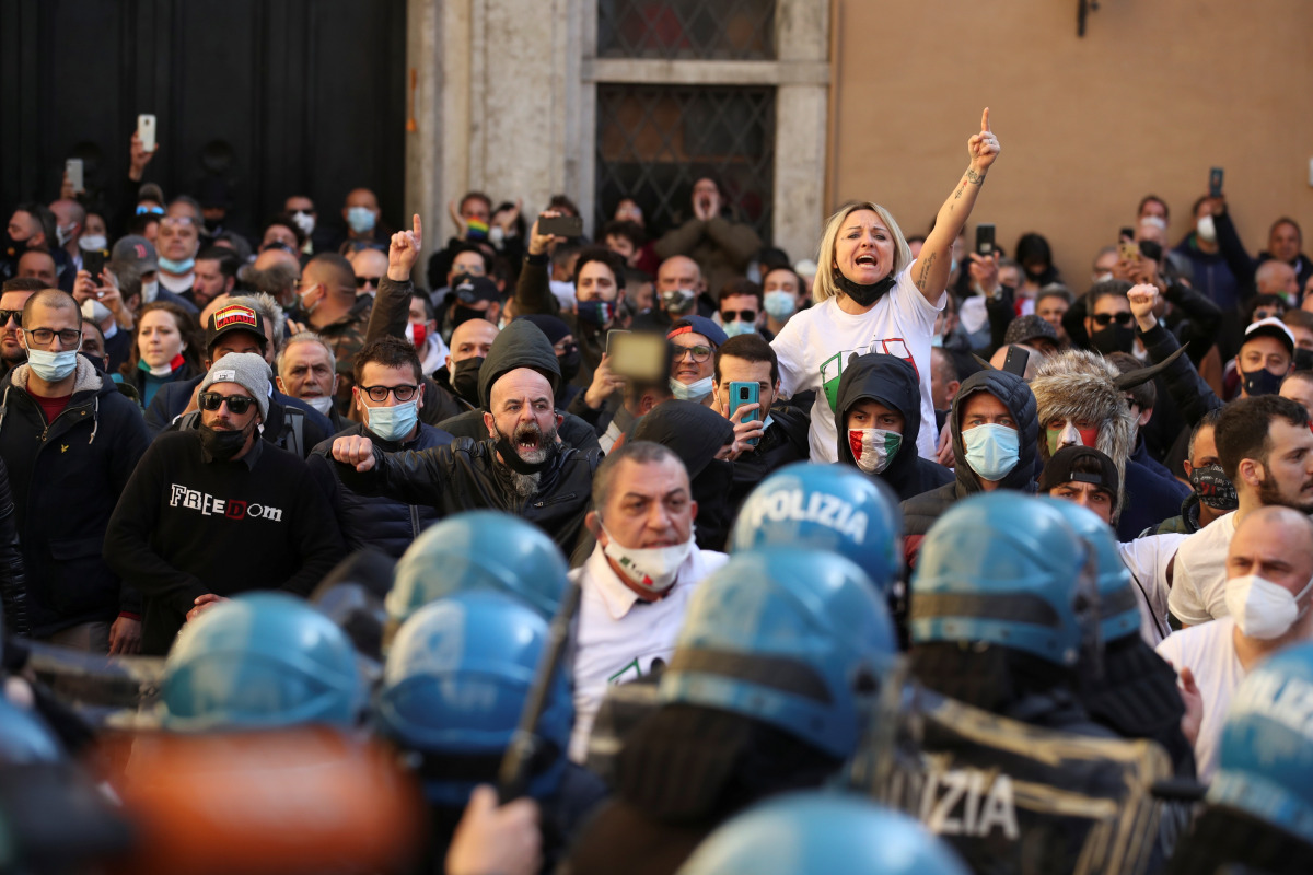 People face police as restaurant owners demonstrate as tensions rise over COVID-19 restrictions on businesses, in Rome, Italy April 6, 2021. REUTERS/Yara Nardi
