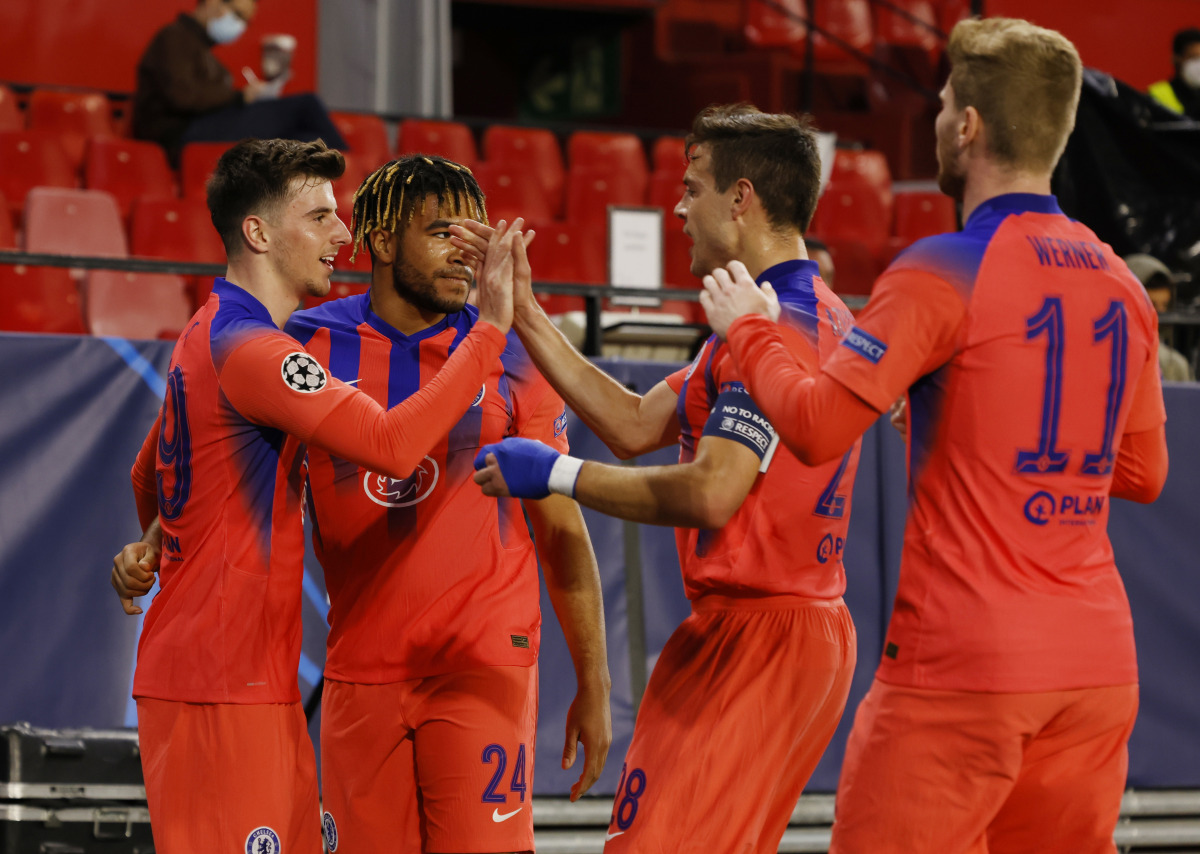 Soccer Football - Champions League - Quarter Final First Leg - FC Porto v Chelsea - Ramon Sanchez Pizjuan, Seville, Spain - April 7, 2021 Chelsea's Mason Mount celebrates scoring their first goal with teammates REUTERS/Marcelo Del Pozo
