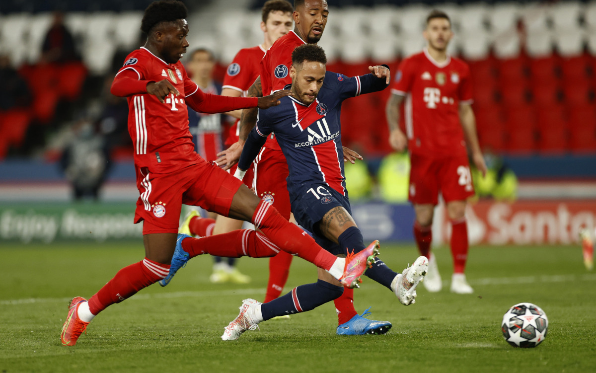 Soccer Football - Champions League - Quarter Final Second Leg - Paris St Germain v Bayern Munich - Parc des Princes, Paris, France - April 13, 2021 Paris St Germain's Neymar in action with Bayern Munich's Alphonso Davies REUTERS/Christian Hartmann
