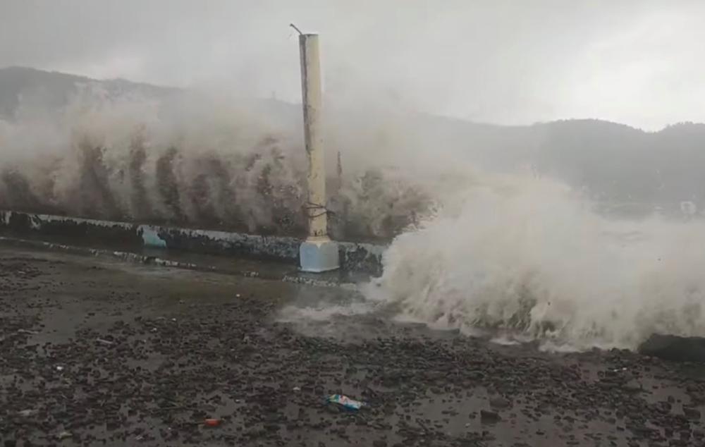 Waves crash the shore as Super Typhoon Surigae moves close to the Philippines in Gigmoto, Philippines April 18, 2021
