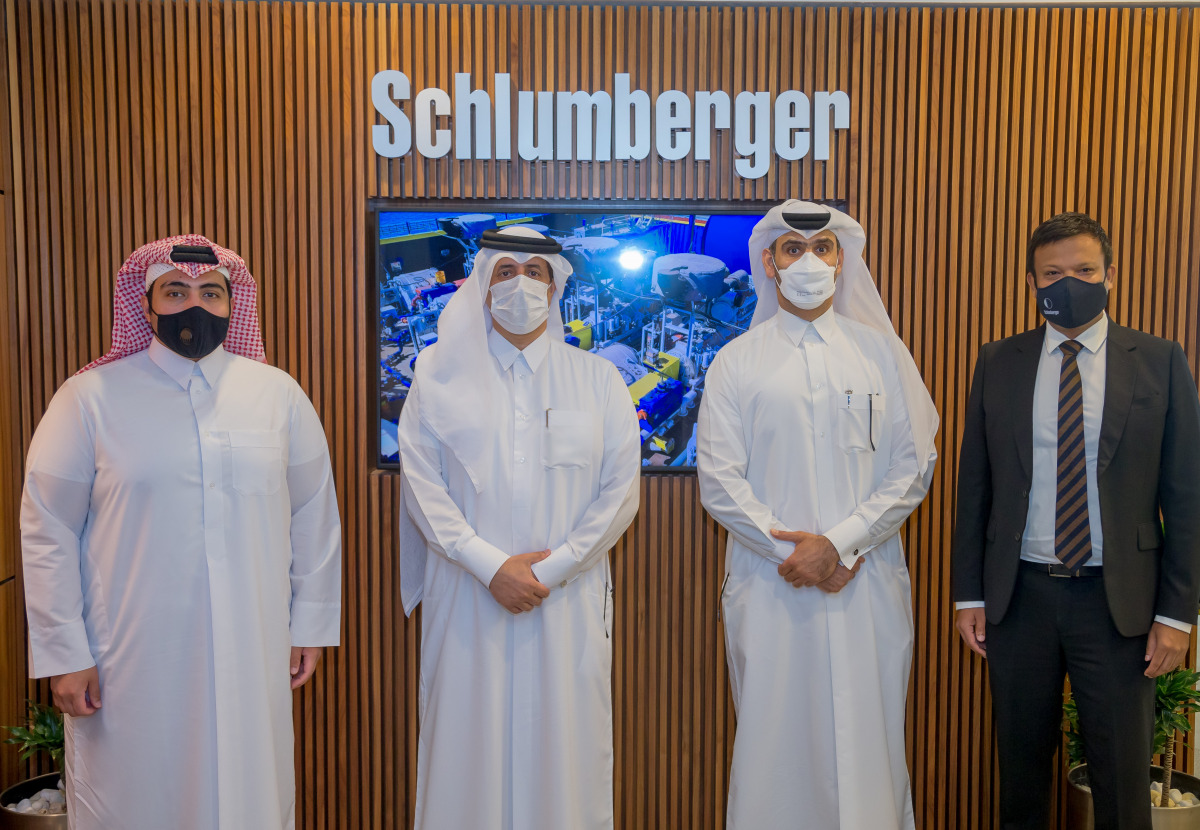 Milaha and Schlumberger officials pose for a group photo.
