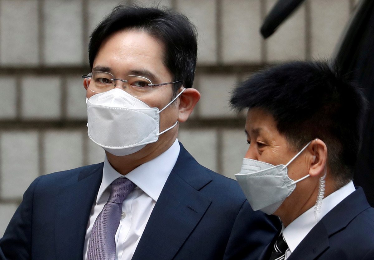 FILE PHOTO: Samsung Group heir Jay Y. Lee arrives for a court hearing to review a detention warrant request against him at the Seoul Central District Court in Seoul, South Korea, June 8, 2020. REUTERS/Kim Hong-Ji/File Photo
