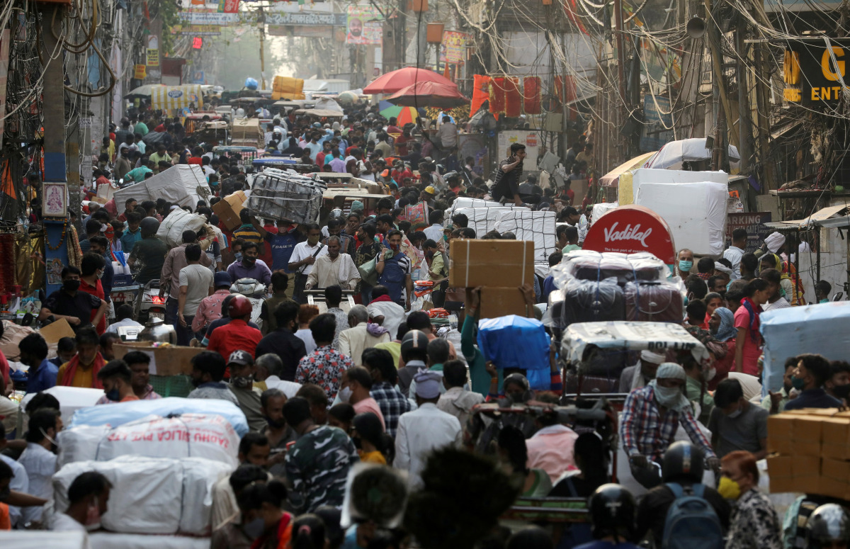 FILE PHOTO: People walk at a crowded market amidst the spread of the coronavirus disease (COVID-19), in the old quarters of Delhi, India, April 6, 2021. REUTERS/Anushree Fadnavis/File Photo
