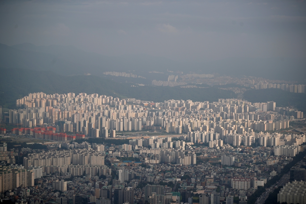  A general view of apartment complexes in Seoul, South Korea, August 7, 2020. REUTERS/Kim Hong-Ji/File Photo