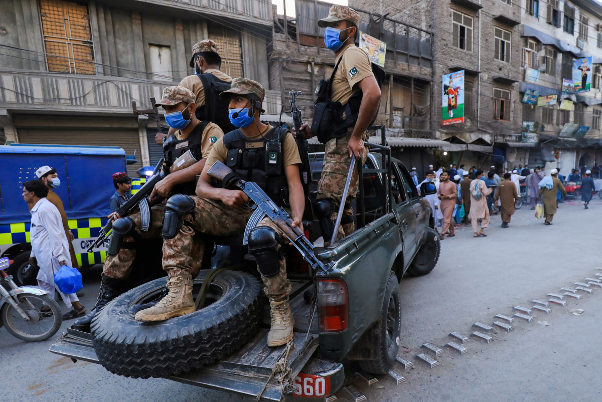 Army soldiers patrol the street, to enforce coronavirus safety protocols, as the spread of the coronavirus disease (COVID-19) continues in Peshawar, Pakistan April 25, 2021. REUTERS/Fayaz Aziz
