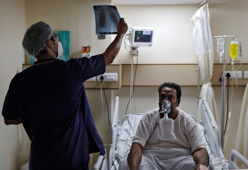 A doctor checks an X-ray of a patient suffering from the coronavirus disease (COVID-19) inside a COVID-19 ward of a hospital in New Delhi, India, May 1, 2021. REUTERS/Danish Siddiqui