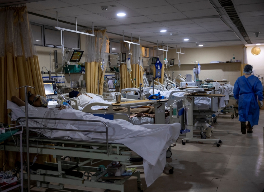 Patients suffering from the coronavirus disease (COVID-19) are seen inside the ICU ward at Holy Family Hospital in New Delhi, India, April 29, 2021. REUTERS/Danish Siddiqui
