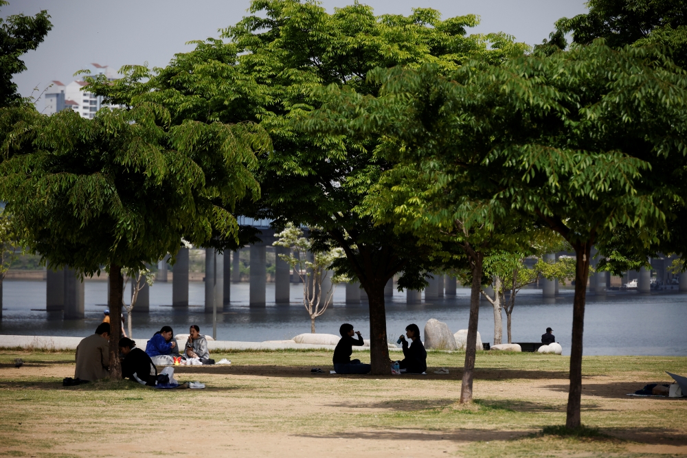 People enjoy a picnic in a Han river park amid the coronavirus disease (COVID-19) pandemic in Seoul, South Korea, April 29, 2021. REUTERS/Kim Hong-Ji
