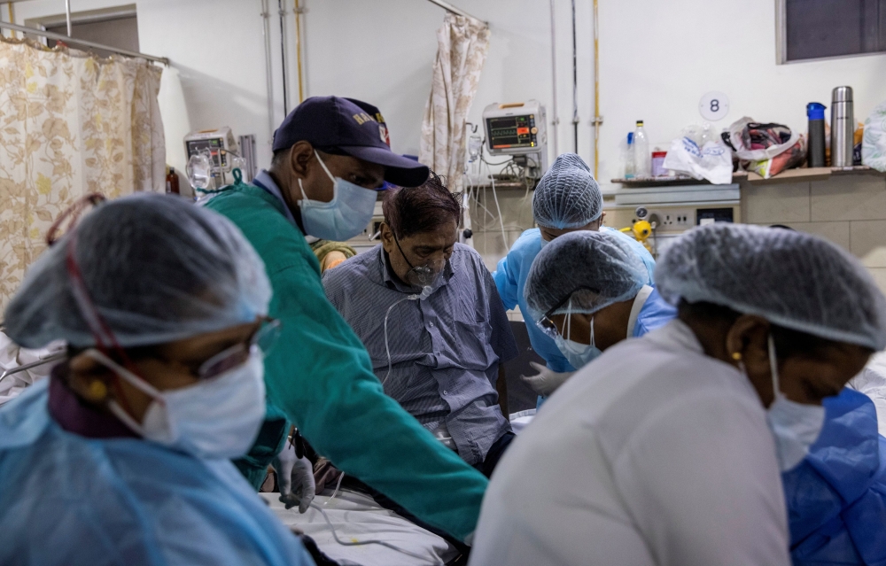 :A patient suffering from the coronavirus disease (COVID-19) receives treatment inside the casualty ward at a hospital in New Delhi, India, May 1, 2021. REUTERS/Danish Siddiqui
