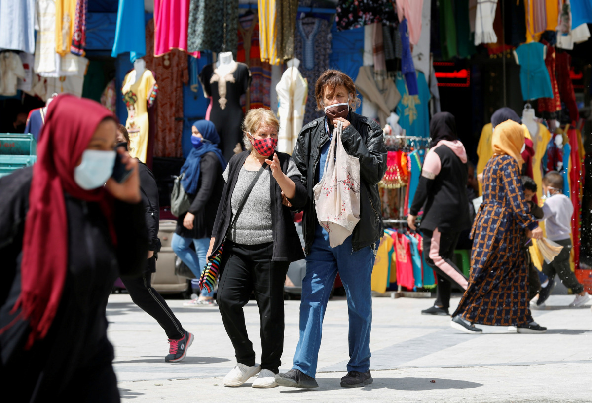 FILE PHOTO: People wearing protective face masks walk in Tunis, amid the coronavirus disease (COVID-19) outbreak, Tunisia, April 29, 2021. Picture taken April 29, 2021. REUTERS/Zoubeir Souissi/File Photo
