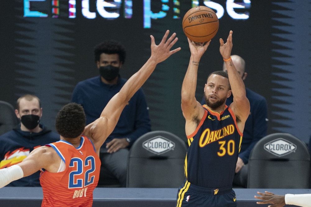 Golden State Warriors guard Stephen Curry (30) shoots the basketball against Oklahoma City Thunder center Isaiah Roby (22) during the first quarter at Chase Center. Kyle Terada-USA TODAY Sports
