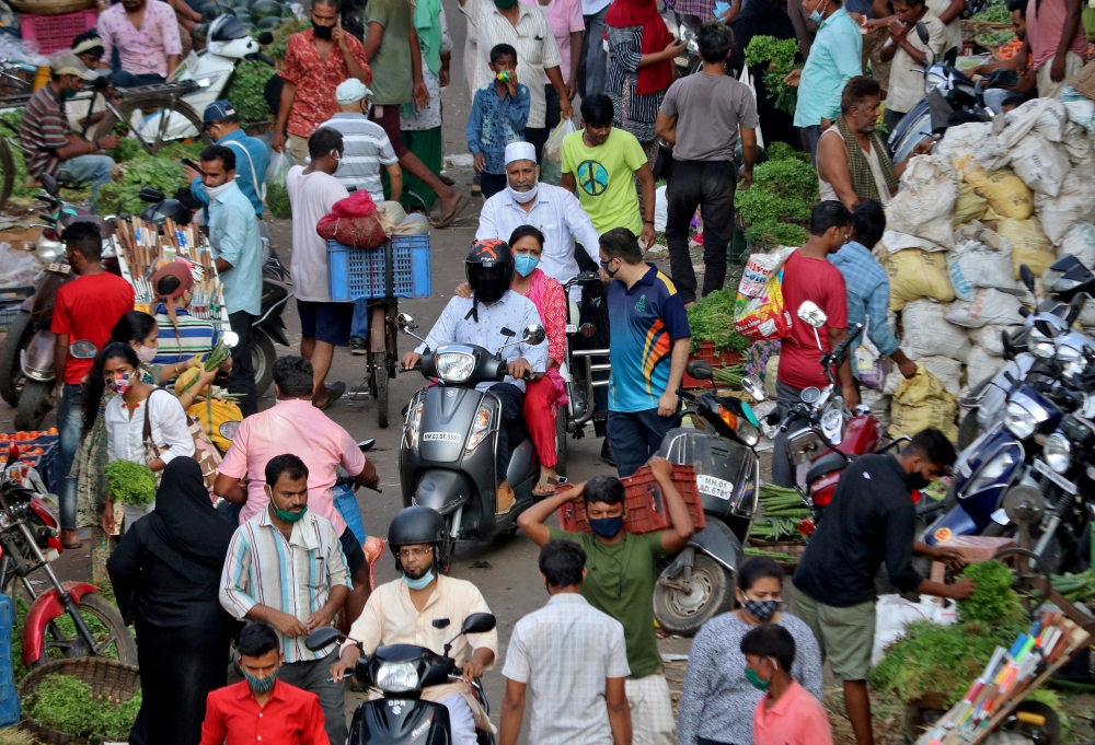People shop at a crowded vegetable market amidst the spread of the coronavirus disease (COVID-19) in Mumbai, India, May 11, 2021. REUTERS/Niharika Kulkarni