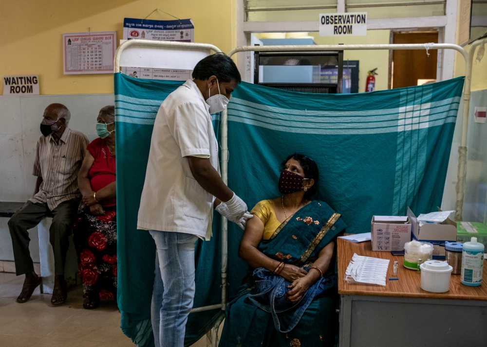 Minakshamma, 68, receives a dose of COVISHIELD, a coronavirus disease (COVID-19) vaccine manufactured by Serum Institute of India, at a vaccination centre in Bengaluru, May 13, 2021. REUTERS/Samuel Rajkumar