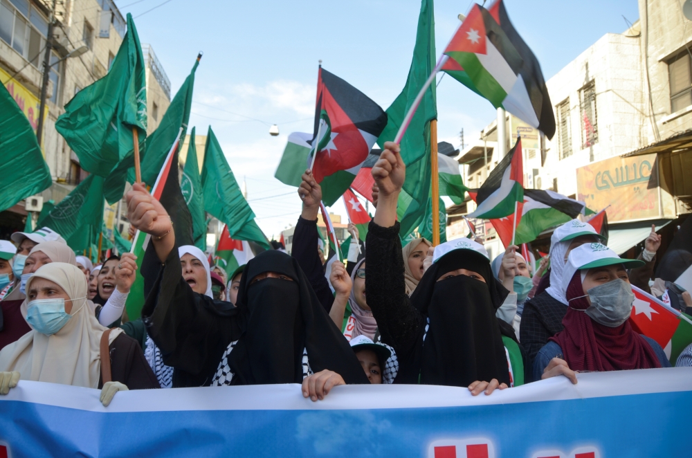 Demonstrators hold flags during a protest to express solidarity with the Palestinian people, in downtown Amman, Jordan May 16, 2021. REUTERS/Muath Freij
