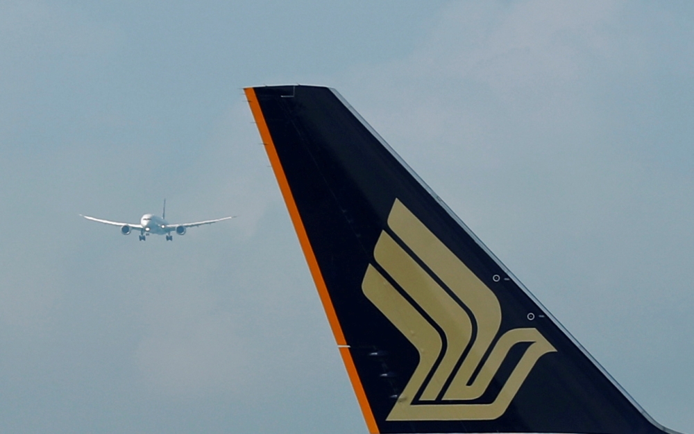 File photo: Singapore Airlines' first Boeing 787-10 Dreamliner prepares to land at Singapore's Changi Airport March 28, 2018. Reuters/Edgar Su/File Photo 