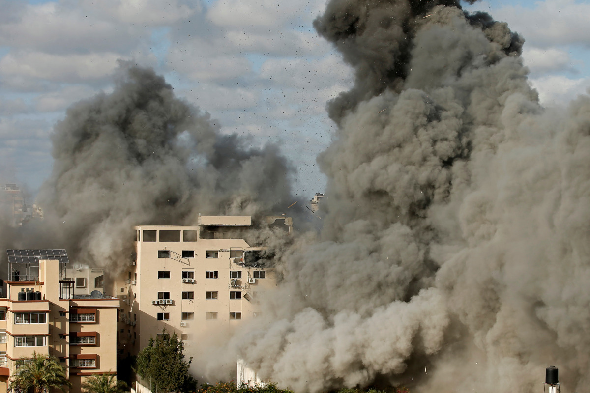 Smoke rises following an Israeli air strike on a building, amid a flare-up of Israeli-Palestinian fighting, in Gaza City May 17, 2021. REUTERS/Mohammed Salem