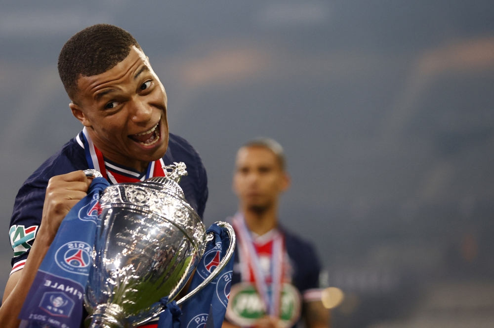  Paris St Germain's Kylian Mbappe celebrates winning the French Cup with the trophy REUTERS/Christian Hartmann