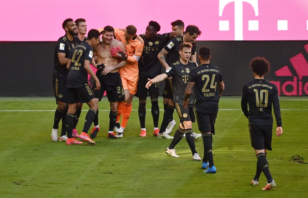 Bayern Munich's Robert Lewandowski celebrates scoring their fifth goal with teammates Pool via REUTERS/Sven Hoppe DFL regulations prohibit any use of photographs as image sequences and/or quasi-video.