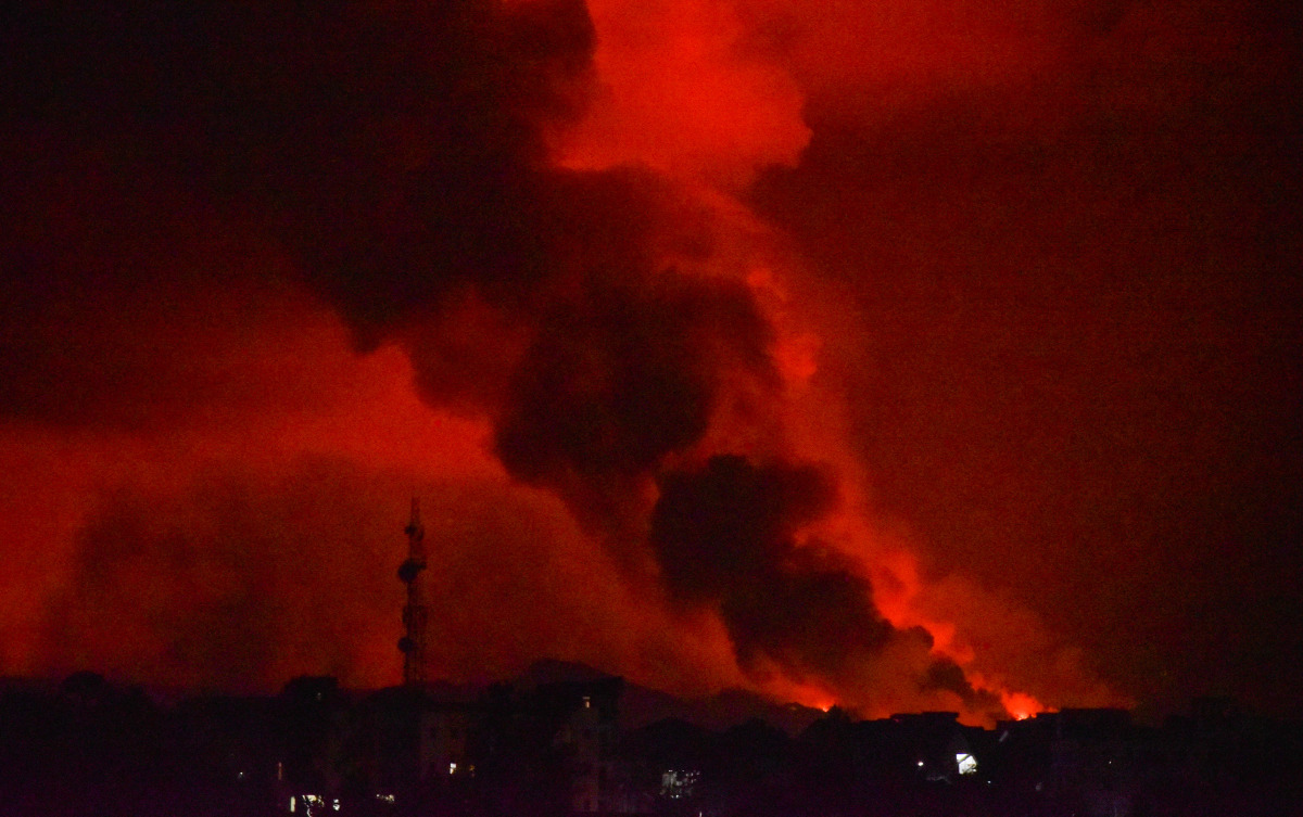 A general view shows smoke and flames at the volcanic eruption of Mount Nyiragongo near Goma, in the Democratic Republic of Congo May 22, 2021. REUTERS/Olivia Acland
