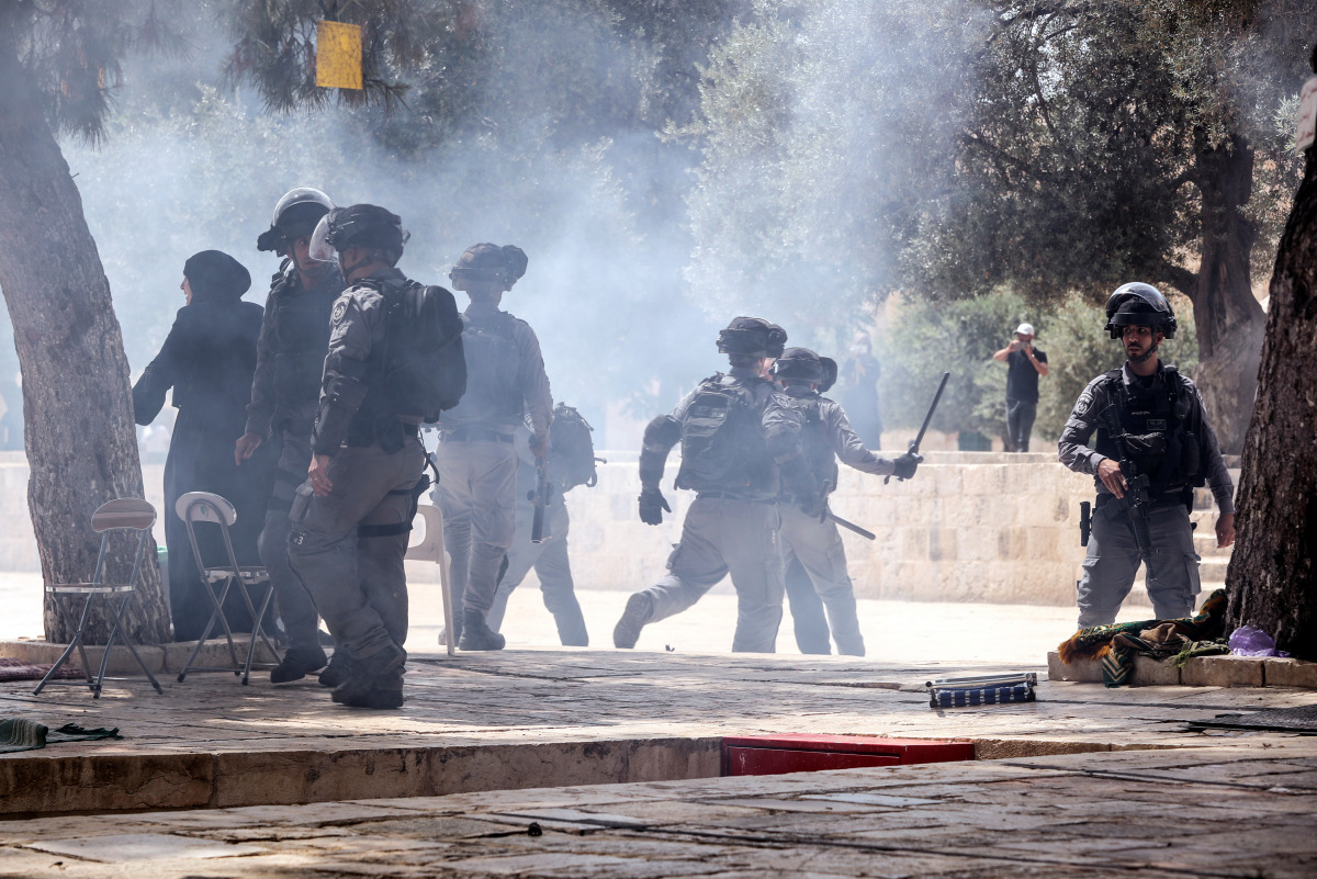 Israeli security forces clash with Palestinians at the compound that houses Al-Aqsa Mosque, in Jerusalem's Old City May 21, 2021. REUTERS/Ammar Awad
