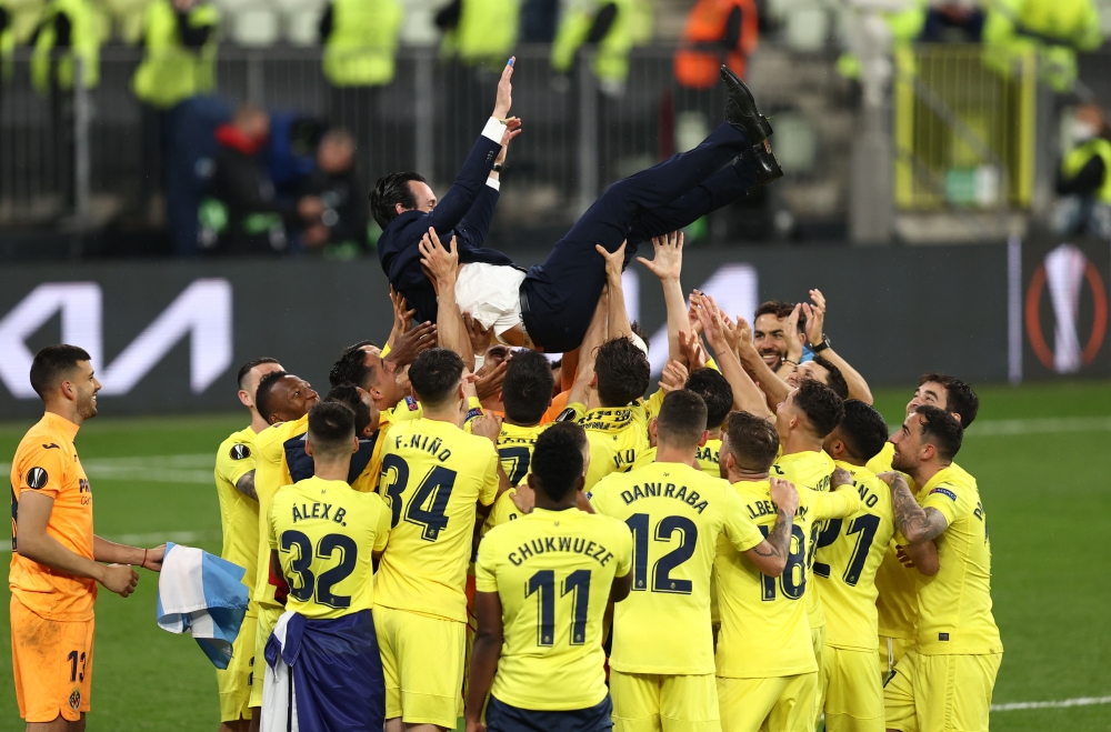 Villarreal players celebrate with coach Unai Emery after winning the Europa League Pool via REUTERS/Maja Hitij