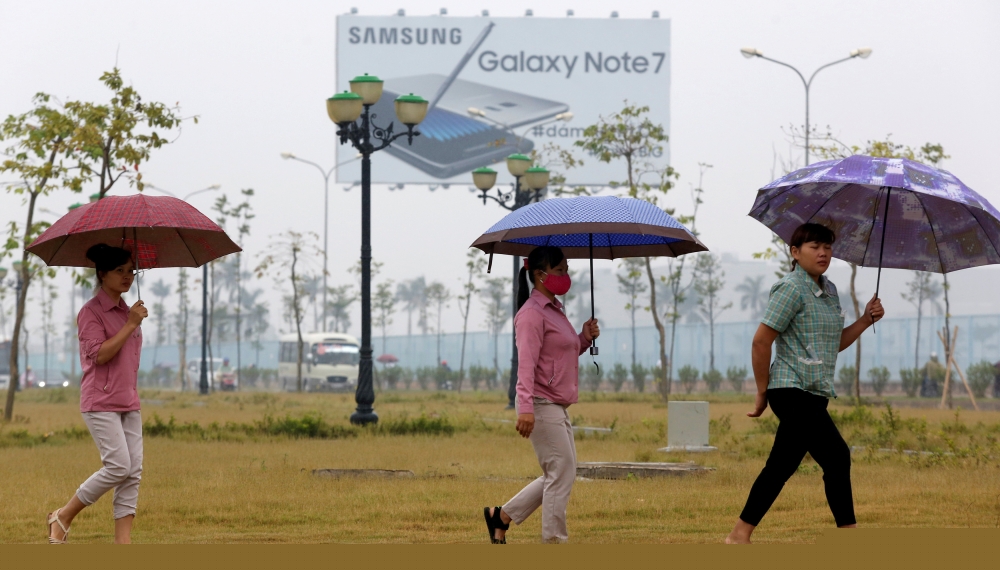 File photo: Employees on the way to work at the Samsung factory in Thai Nguyen province, north of Hanoi, Vietnam October 13, 2016. Reuters/Kham/File Photo