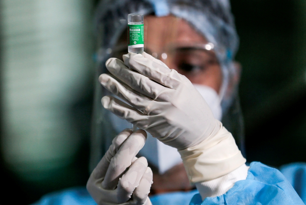 A health official draws a dose of the AstraZeneca's COVID-19 vaccine manufactured by the Serum Institute of India, at Infectious Diseases Hospital in Colombo, Sri Lanka January 29, 2021. REUTERS/Dinuka Liyanawatte/File Photo