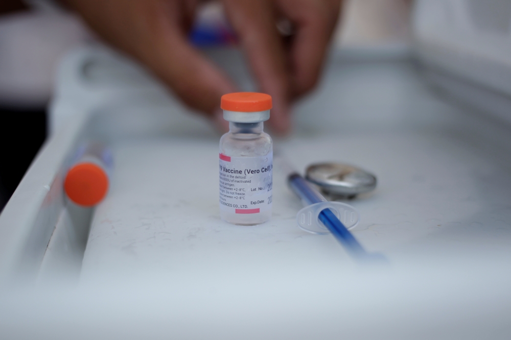  A health worker prepares a dose of Sinovac's CoronaVac coronavirus disease (COVID-19) vaccine, during a mass vaccination program in Apodaca, on the outskirts of Monterrey, Mexico May 25, 2021. REUTERS/Daniel Becerril/File Photo