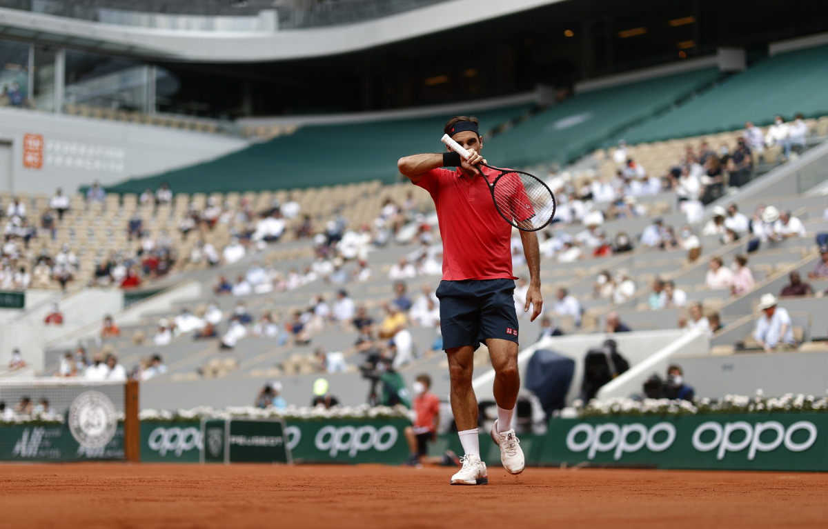 Tennis - French Open - Roland Garros, Paris, France - June 3, 2021 Switzerland's Roger Federer during his second round match against Croatia's Marin Cilic REUTERS/Christian Hartmann
