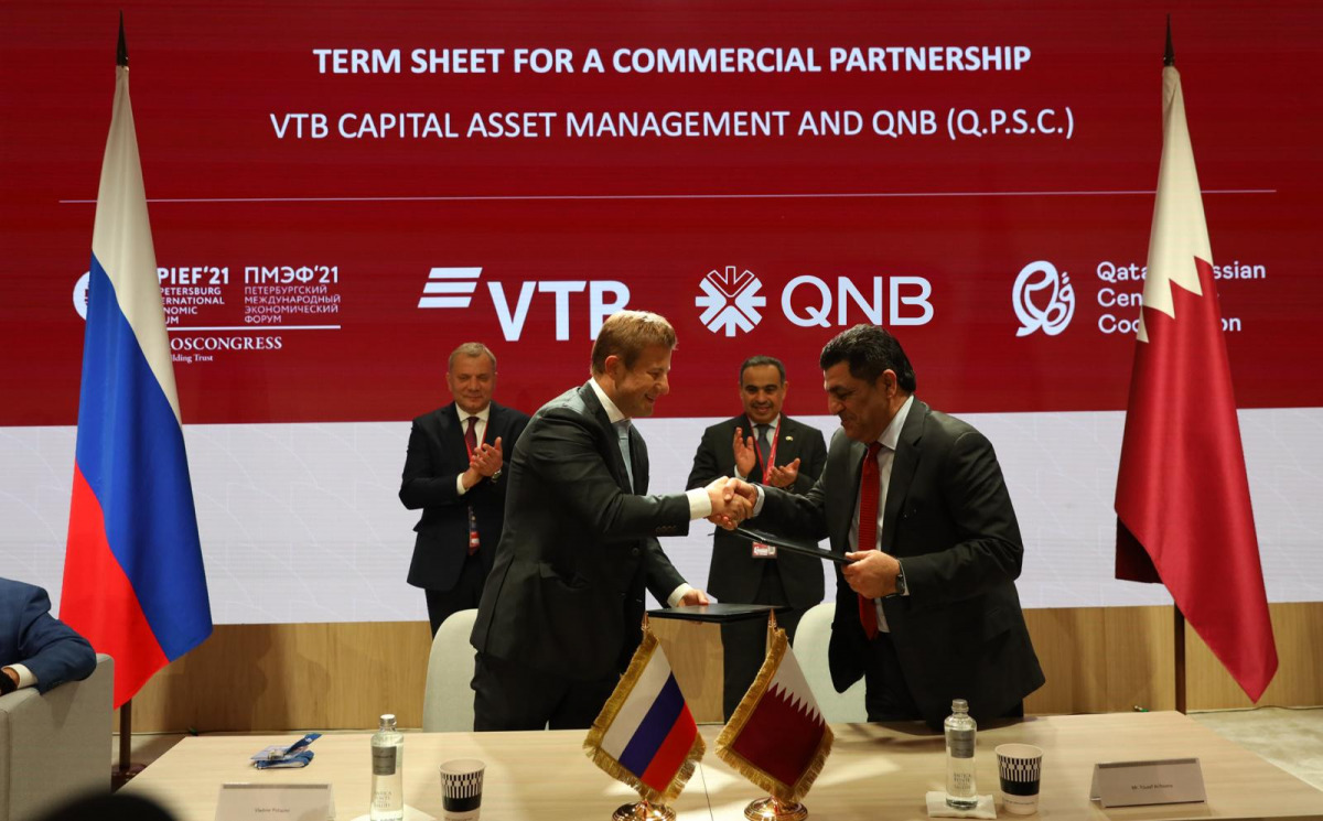 Minister of Commerce & Industry and Acting Minister of Finance, H E Ali bin Ahmed Al Kuwari witnessing the agreement signing between QNB Group and VTB Capital Investments. QNB Group Executive General Manager – Group Chief Business Officer, Yousef Al Neama