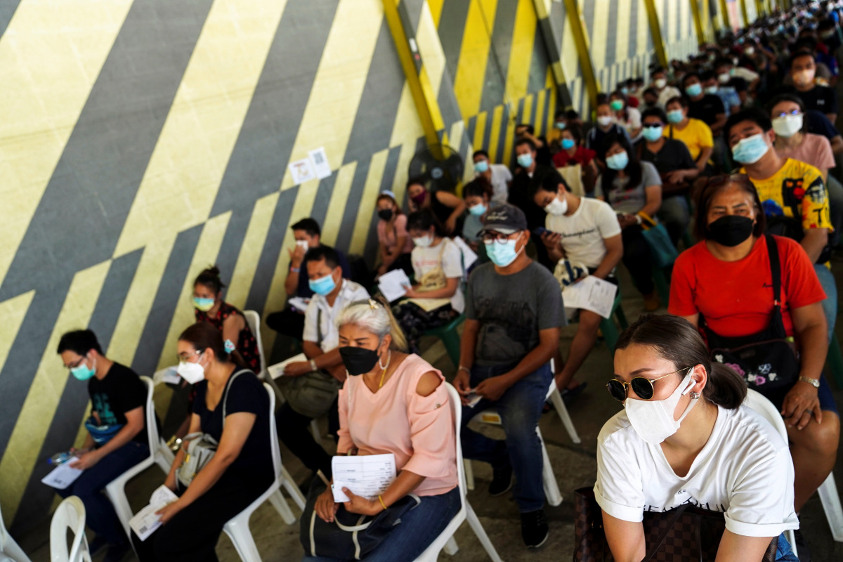 People wait to receive the second dose of Sinovac's COVID-19 vaccine at the Kodang stadium in Bangkok, Thailand June 4, 2021. REUTERS/Athit Perawongmetha
