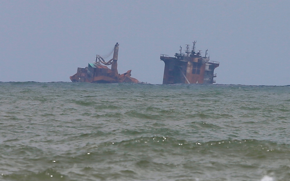 The MV X-Press Pearl vessel sinks while being towed into deep sea off the Colombo Harbour in Sri Lanka June 4, 2021. REUTERS/Dinuka Liyanawatte