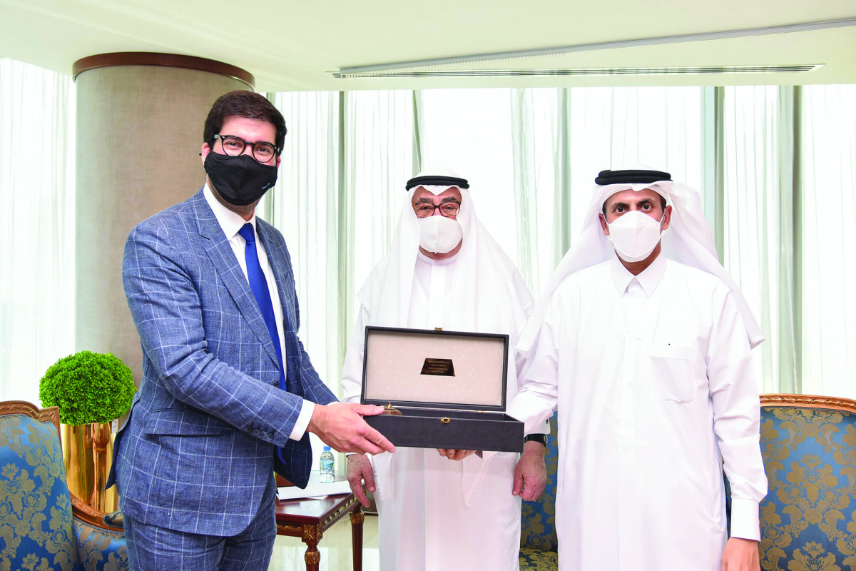 Hussain Al Fardan, QBA First Deputy to the Chairman, and Sheikh Dr. Khalid bin Thani Al Thani, QBA Second Deputy to the Chairman, presenting a souvenir to Ranil Jayawardena, UK Minister of State for International Trade and Parliamentary Undersecretary, in