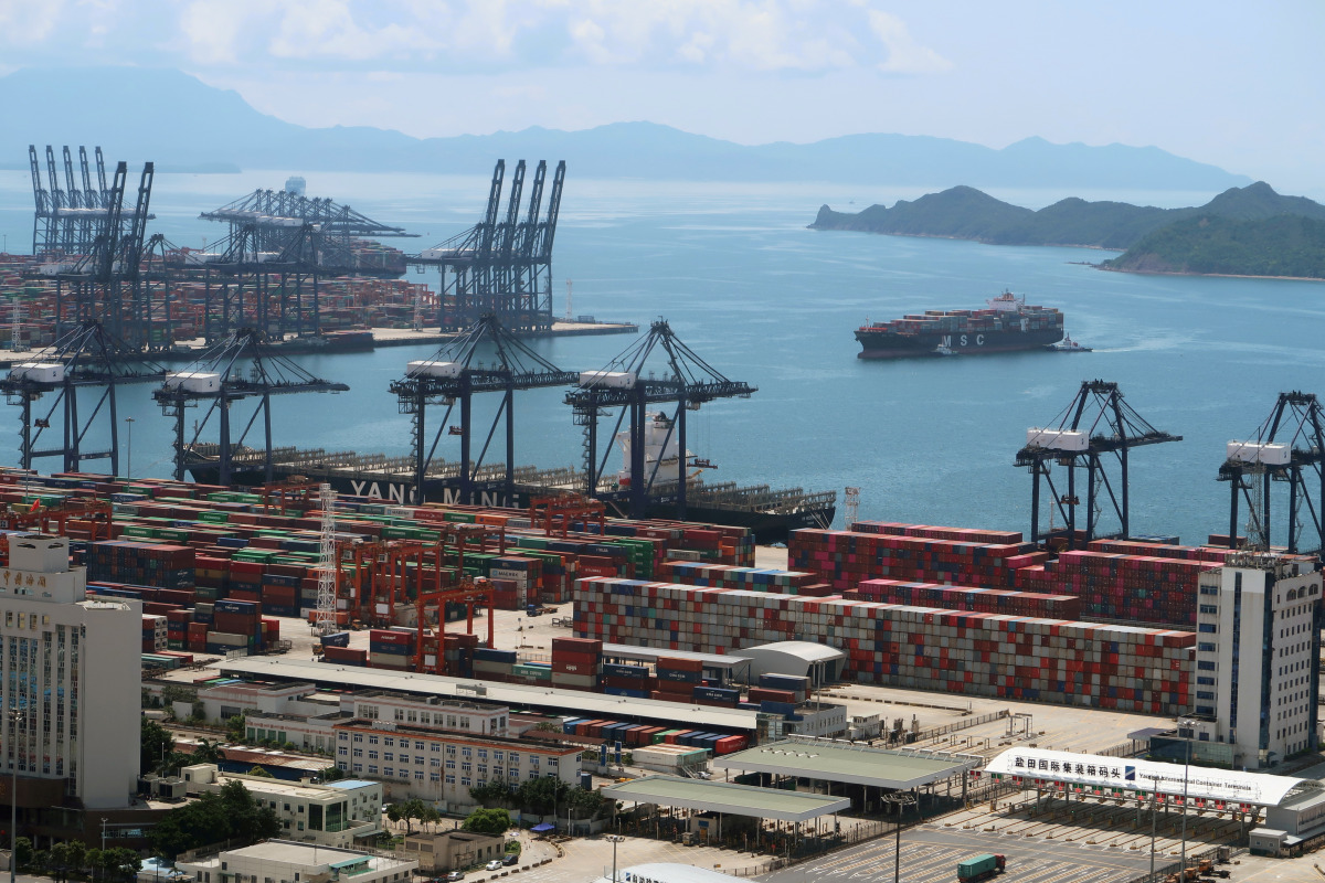 FILE PHOTO: FILE PHOTO: A cargo ship carrying containers is seen near the Yantian port in Shenzhen, following the novel coronavirus disease (COVID-19) outbreak, Guangdong province, China May 17, 2020. REUTERS/Martin Pollard/File Photo/File Photo
