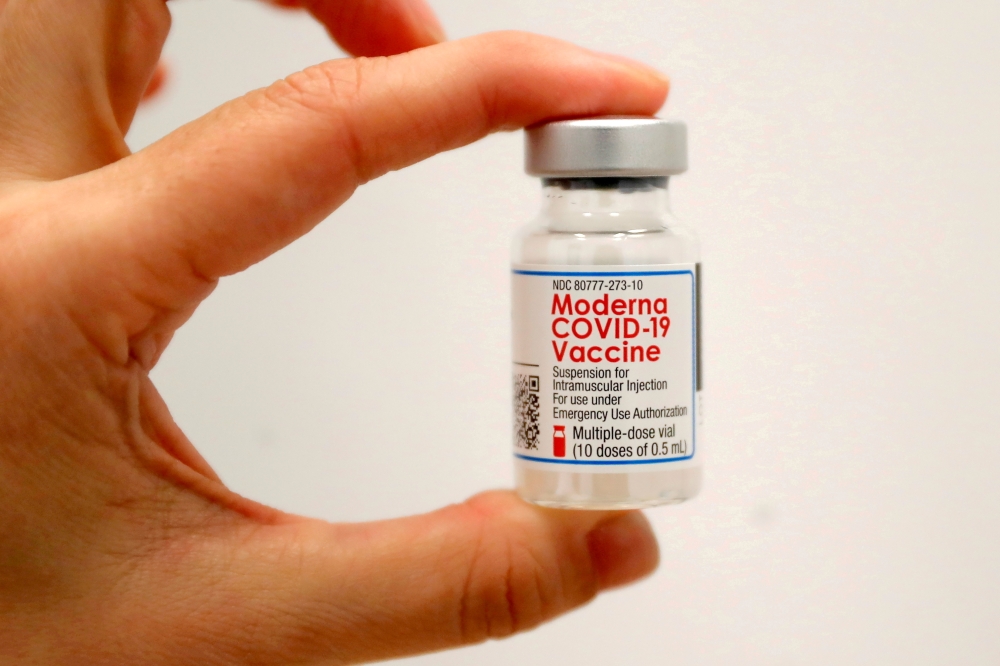 A healthcare worker holds a vial of the Moderna COVID-19 Vaccine at a pop-up vaccination site operated by SOMOS Community Care during the coronavirus disease (COVID-19) pandemic in Manhattan in New York City, New York, U.S., January 29, 2021. REUTERS/Mike Segar/File Photo