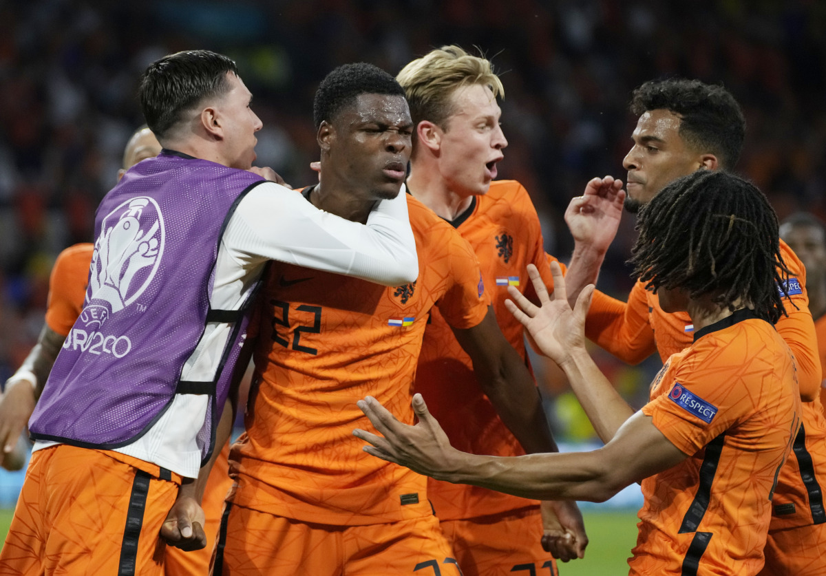 Soccer Football - Euro 2020 - Group C - Netherlands v Ukraine - Johan Cruyff Arena, Amsterdam, Netherlands - June 13, 2021 Netherlands' Denzel Dumfries celebrates scoring their third goal with teammates Pool via REUTERS/Peter Dejong
