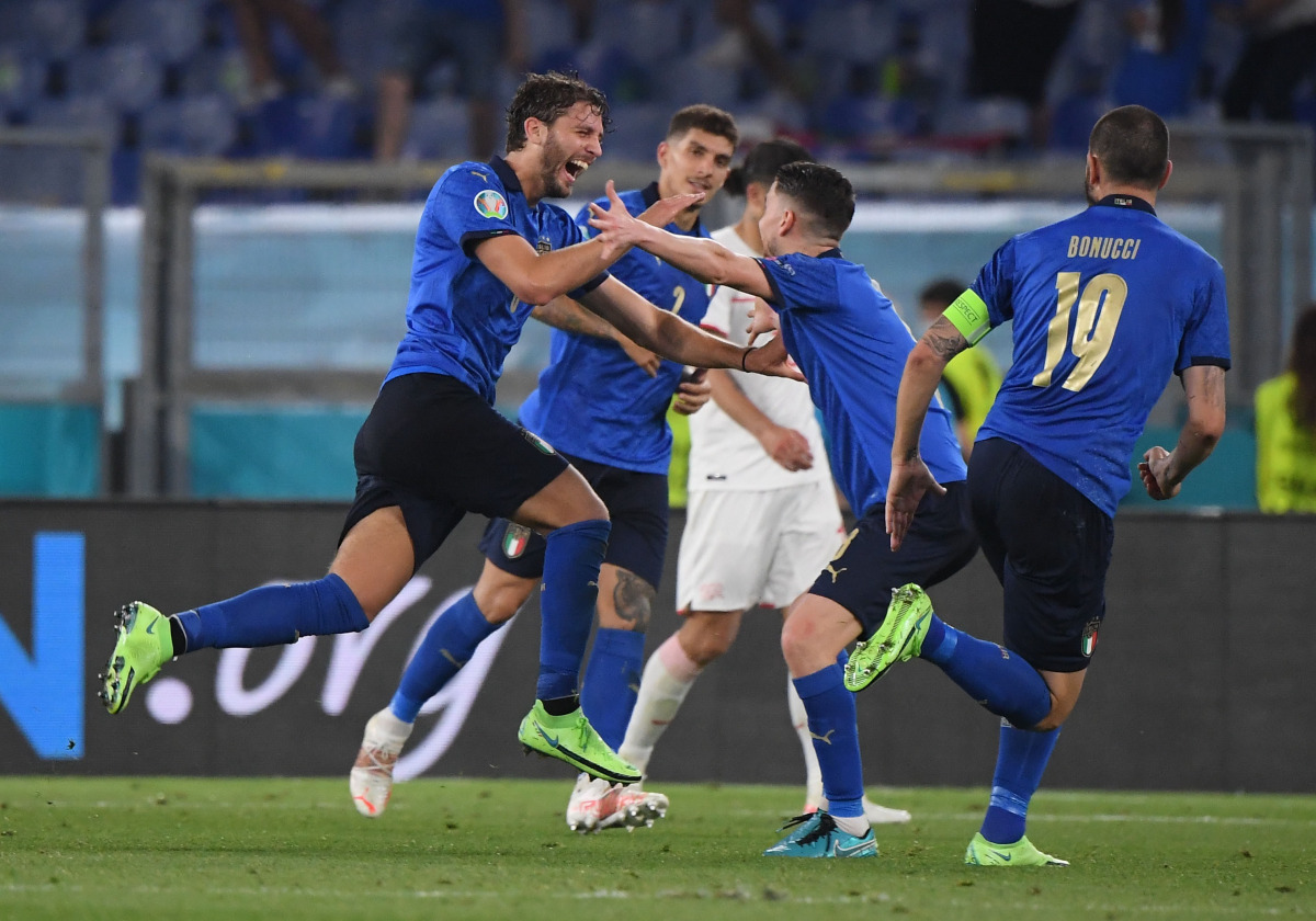 Soccer Football - Euro 2020 - Group A - Italy v Switzerland - Stadio Olimpico, Rome, Italy - June 16, 2021 Italy's Manuel Locatelli celebrates scoring their second goal with teammates Pool via REUTERS/Alberto Lingria

