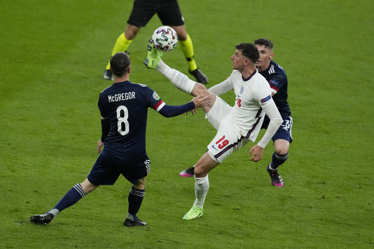 Soccer Football - Euro 2020 - Group D - England v Scotland - Wembley Stadium, London, Britain - June 18, 2021 England's Mason Mount in action with Scotland's Callum McGregor and Billy Gilmour Pool via REUTERS/Matt Dunham
