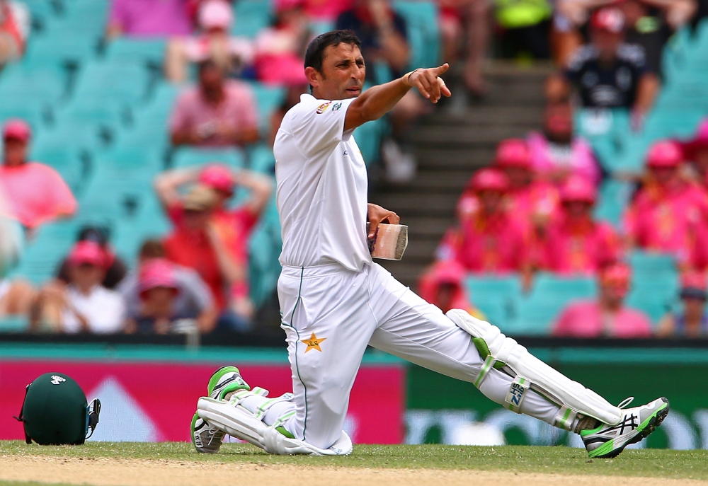 Pakistan's Younis Khan yells to team mates after damaging his bat. Reuters/David Gray/File Photo
 