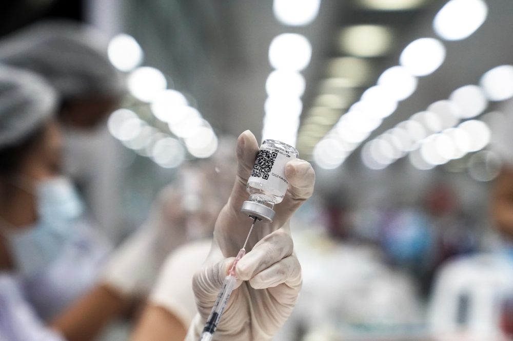 A health worker prepares a dose of AstraZeneca COVID-19 vaccine against the coronavirus disease (COVID-19) at the Central Vaccination Center, inside the Bang Sue Grand Station, Thailand, June 21, 2021. REUTERS/Athit Perawongmetha