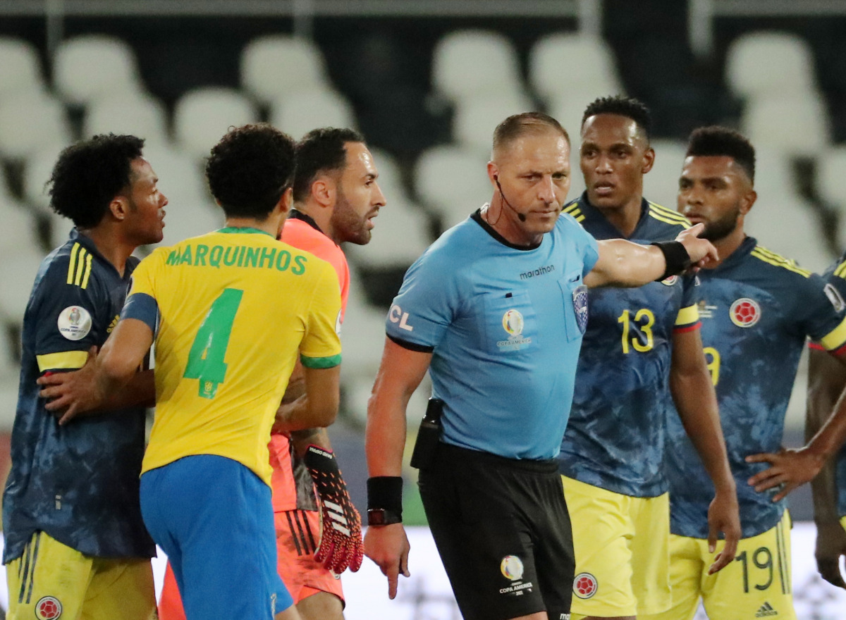 Soccer Football - Copa America 2021 - Group B - Brazil v Colombia - Estadio Nilton Santos, Rio de Janeiro, Brazil - June 23, 2021 Colombia players remonstrate with referee Nestor Pitana REUTERS/Sergio Moraes
