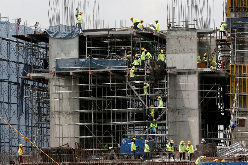 Labourers work at a construction site in downtown Bangkok, Thailand June 19, 2017. REUTERS/Chaiwat Subprasom/File Photo