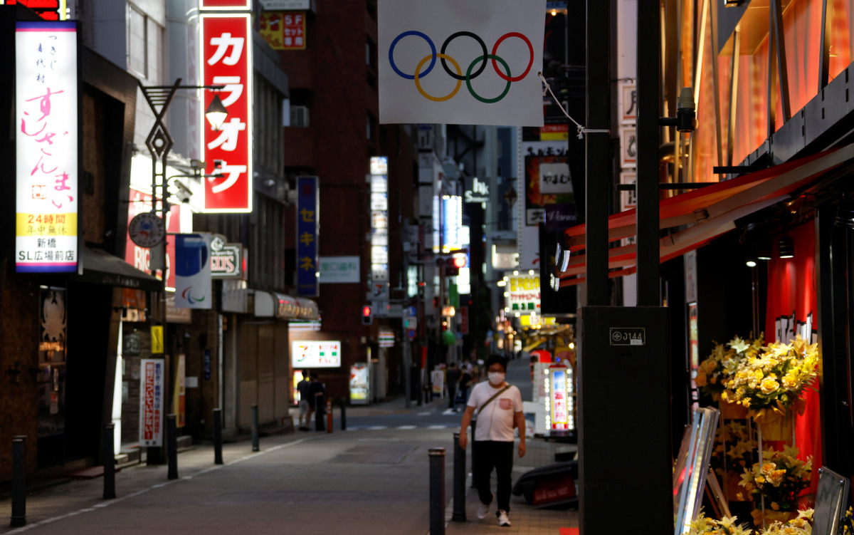 A banner hangs with the Olympic Rings in preparation for the Games that have been postponed due to the coronavirus disease (COVID-19) pandemic at a street in TOKYO, Japan June 27, 2021. REUTERS/Fabrizio Bensch
